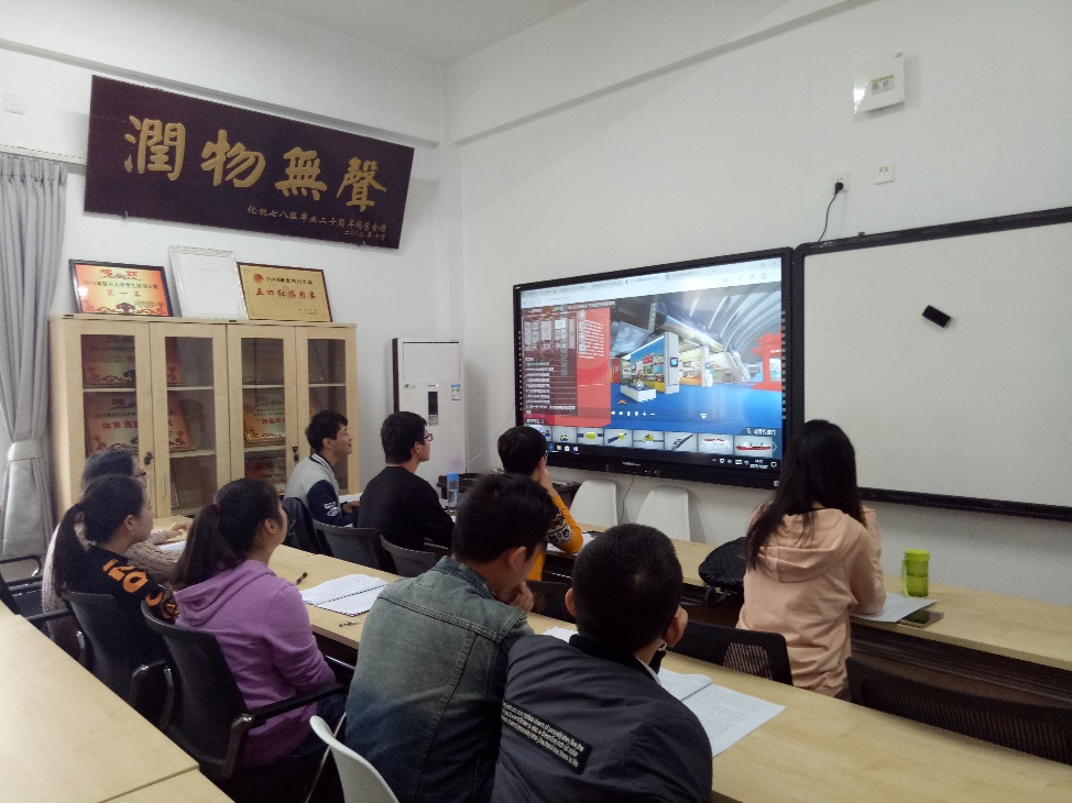 觀看“砥礪奮進(jìn)的五年”展覽.jpg 觀看“砥礪奮進(jìn)的五年”展覽.jpg